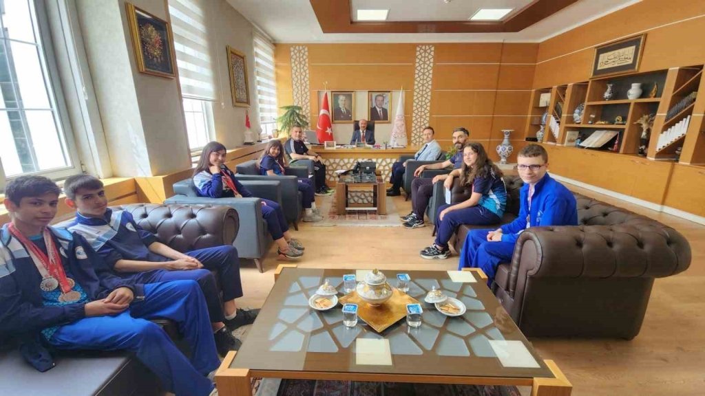 bilecik-haber_mudur-basyigit-okul-sporlarinda-derece-elde-eden-ozel-egitim-ogrencilerini-kabul-etti-6062.jpg