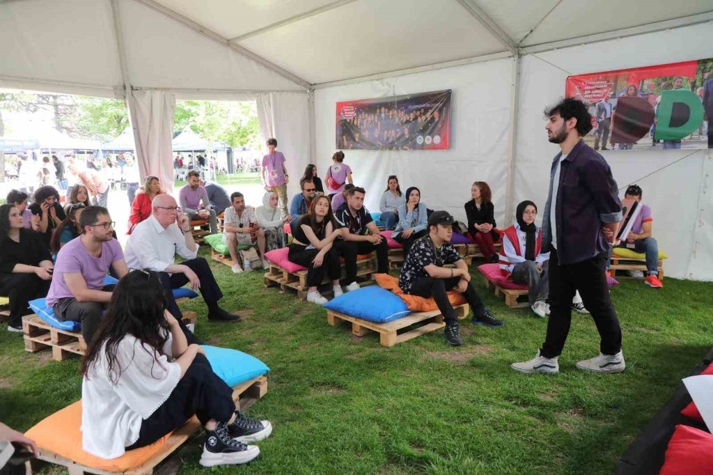 bilecik-haber_odunpazari-3d-genclik-festivali-nde-19-mayis-coskusu-5293.jpg