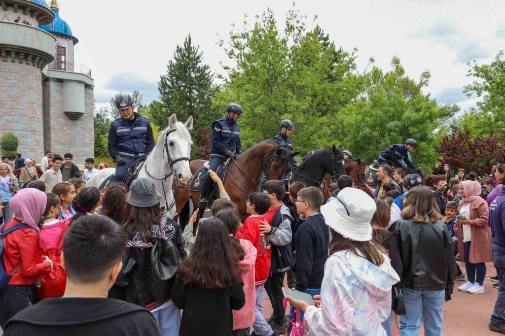 bilecik-haber_parklarda-devriyeye-cikan-atli-jandarma-takimlari-buyuk-ilgi-topladi-2763.jpg