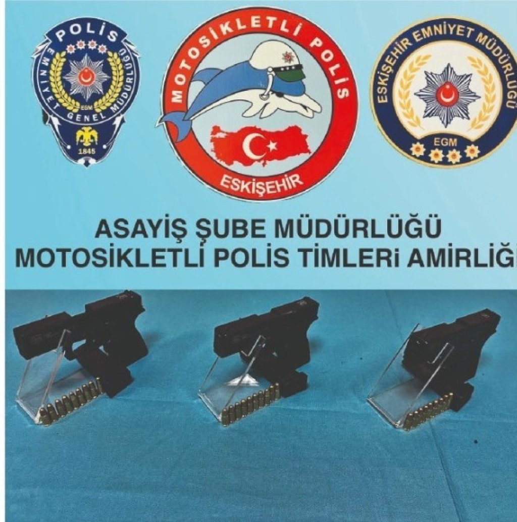 bilecik-haber_polisin-durdurdugu-aracta-3-ruhsatsiz-tabanca-ele-gecirildi-3638.jpg