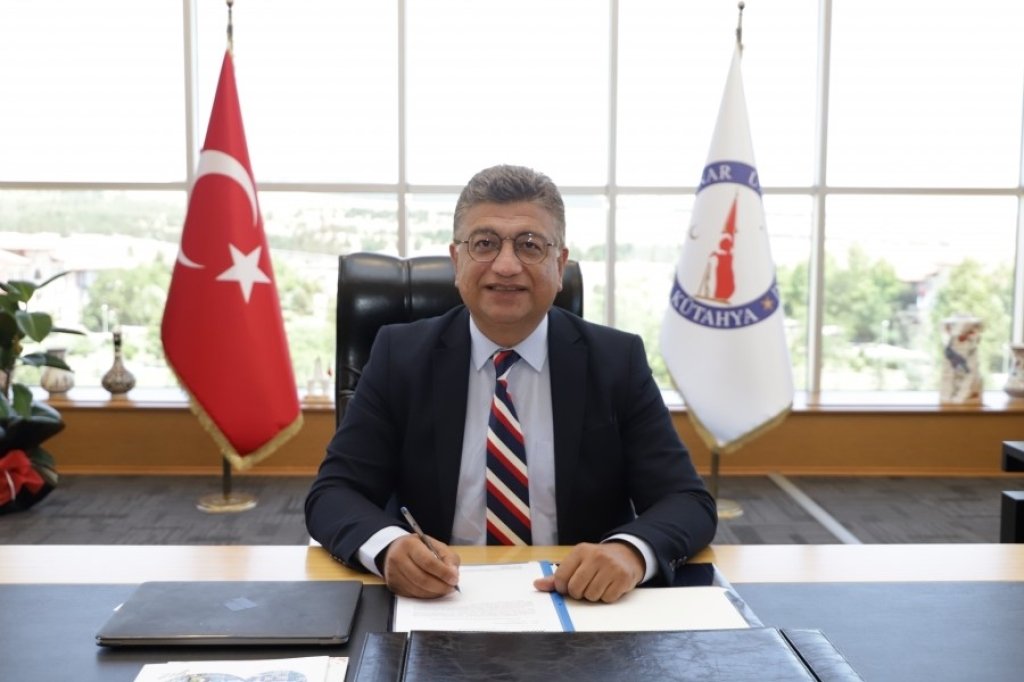 bilecik-haber_rektor-kiziltoprak-dpu-cinili-camii-ni-kendisine-hayran-birakacak-bir-yapiya-donusturmek-icin-var-gucuyle-calismaktadir-3659.jpg