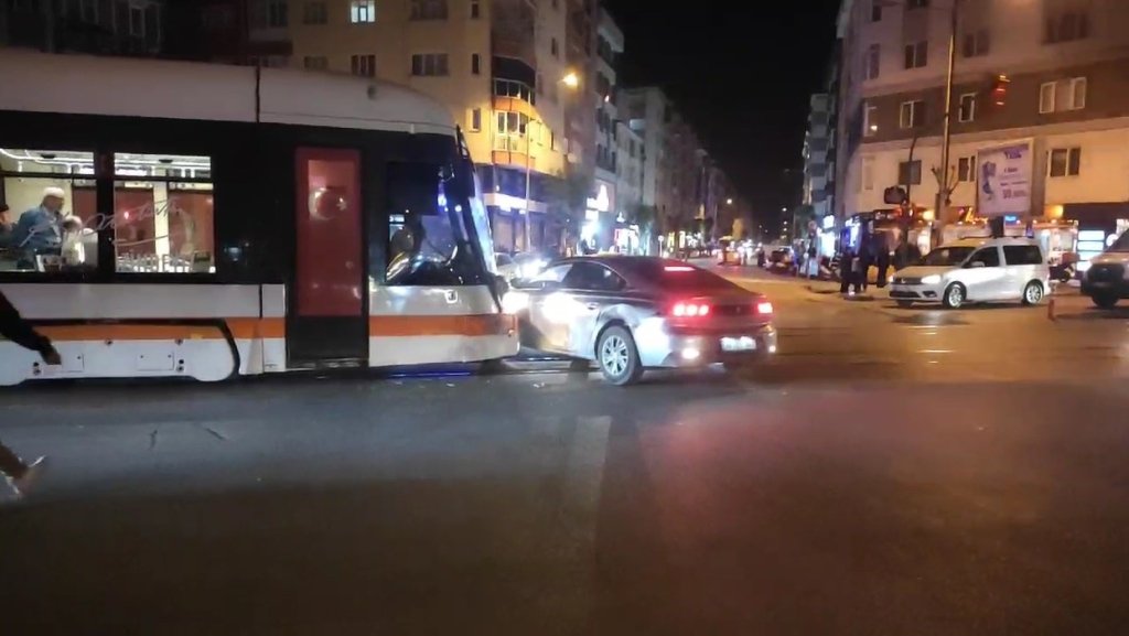 bilecik-haber_seyir-halindeki-tramvay-donus-yapan-otomobile-carpti-6545.jpg