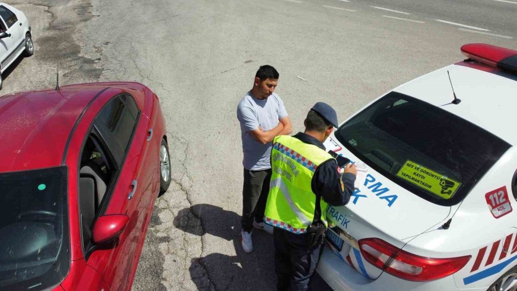 bilecik-haber_suruculere-yonelik-dron-destekli-trafik-ve-hiz-kontrolu-denetimi-2131.jpg