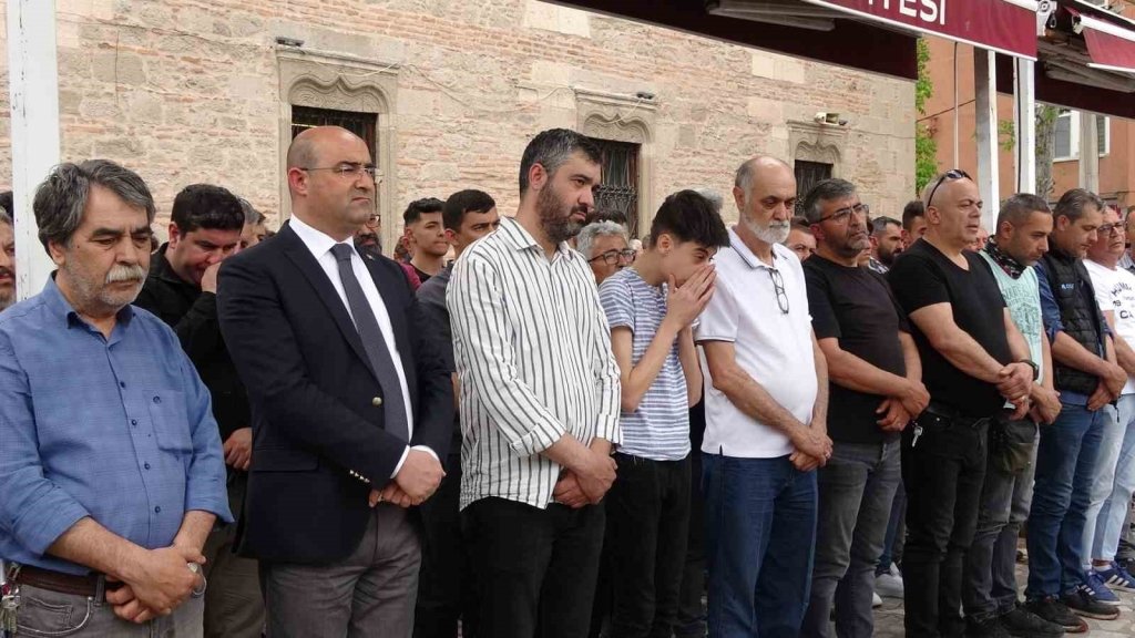 bilecik-haber_trafik-kazasinda-hayatini-kaybeden-motosiklet-tutkunu-mustafa-karaca-son-yolculuguna-ugurlandi-5541.jpg