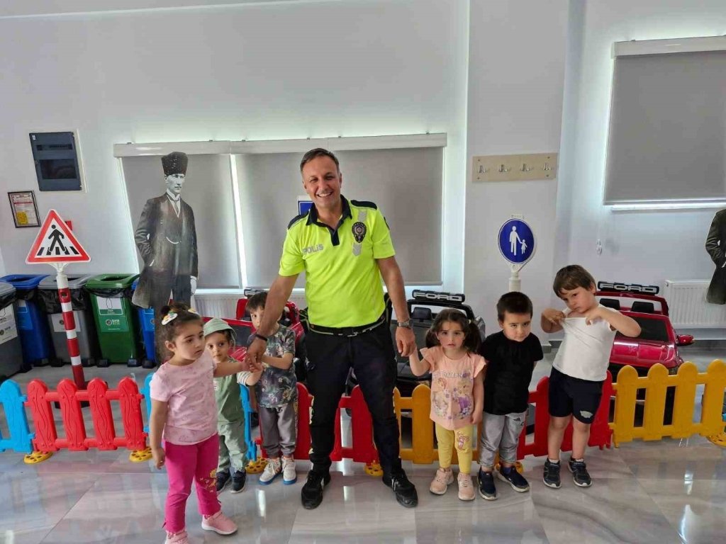 bilecik-haber_trafik-kurallarini-pratik-yaparak-ve-yasayarak-ogrendiler-7938.jpg