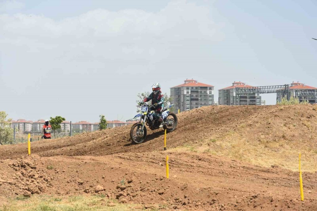 bilecik-haber_turkiye-avrupa-gencler-ve-bmu-motokros-sampiyonalari-basladi-5133.jpg