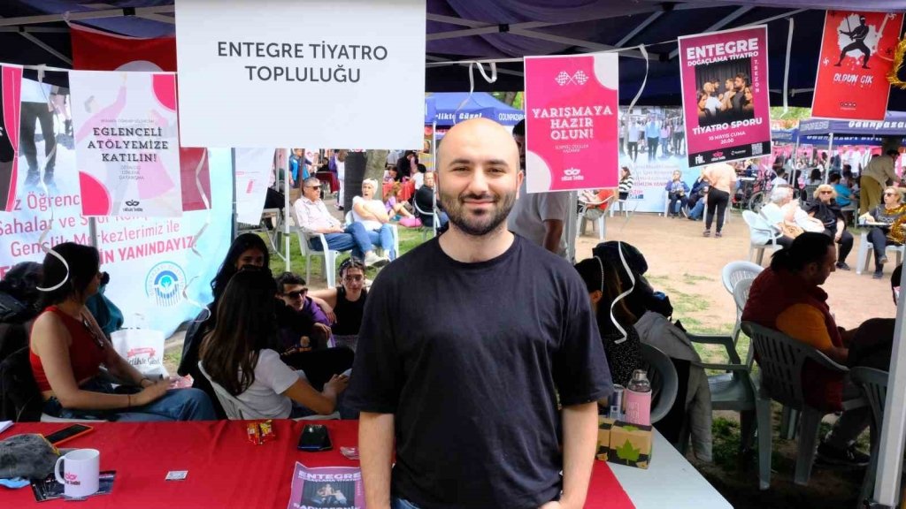 bilecik-haber_uluslararasi-odunpazari-3d-genclik-festivali-nde-tiyatro-ekipleri-stant-acti-vatandaslari-bilgilendirdi-5285.jpg
