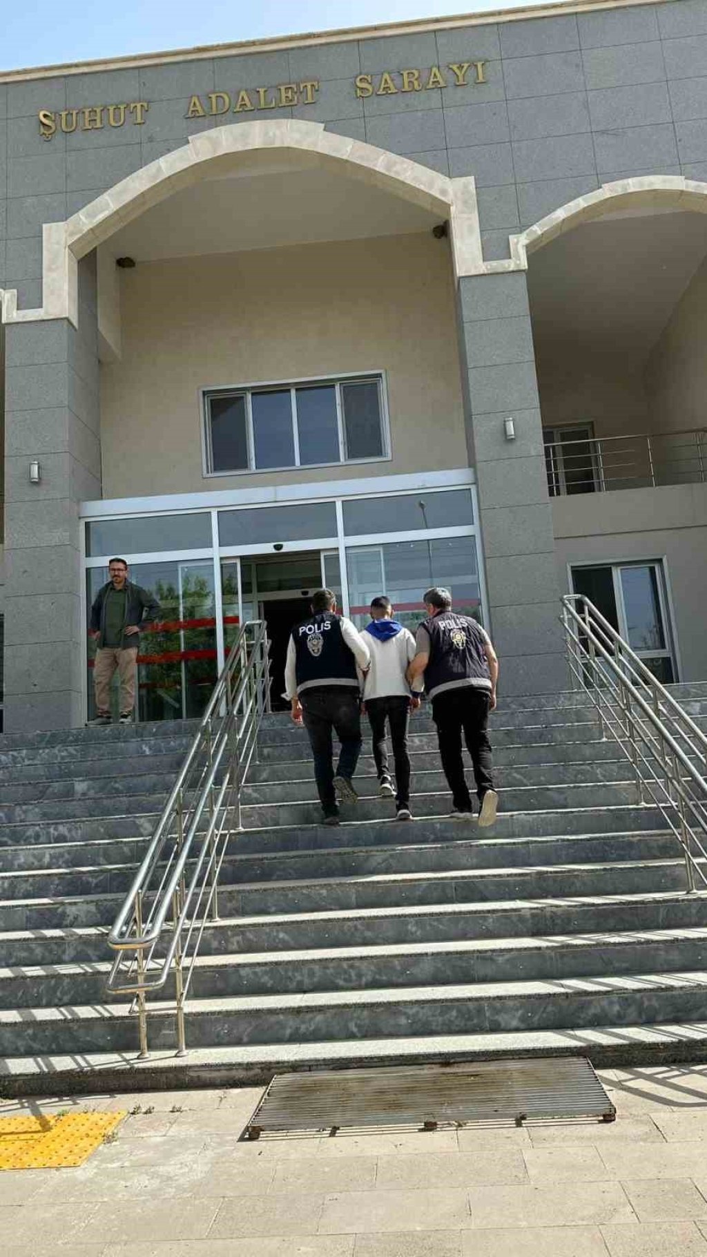 bilecik-haber_uyusturucu-kullanmaktan-2-yil-6-ay-hapis-cezasi-ile-aranan-sahsi-polis-yakaladi-7079.jpg