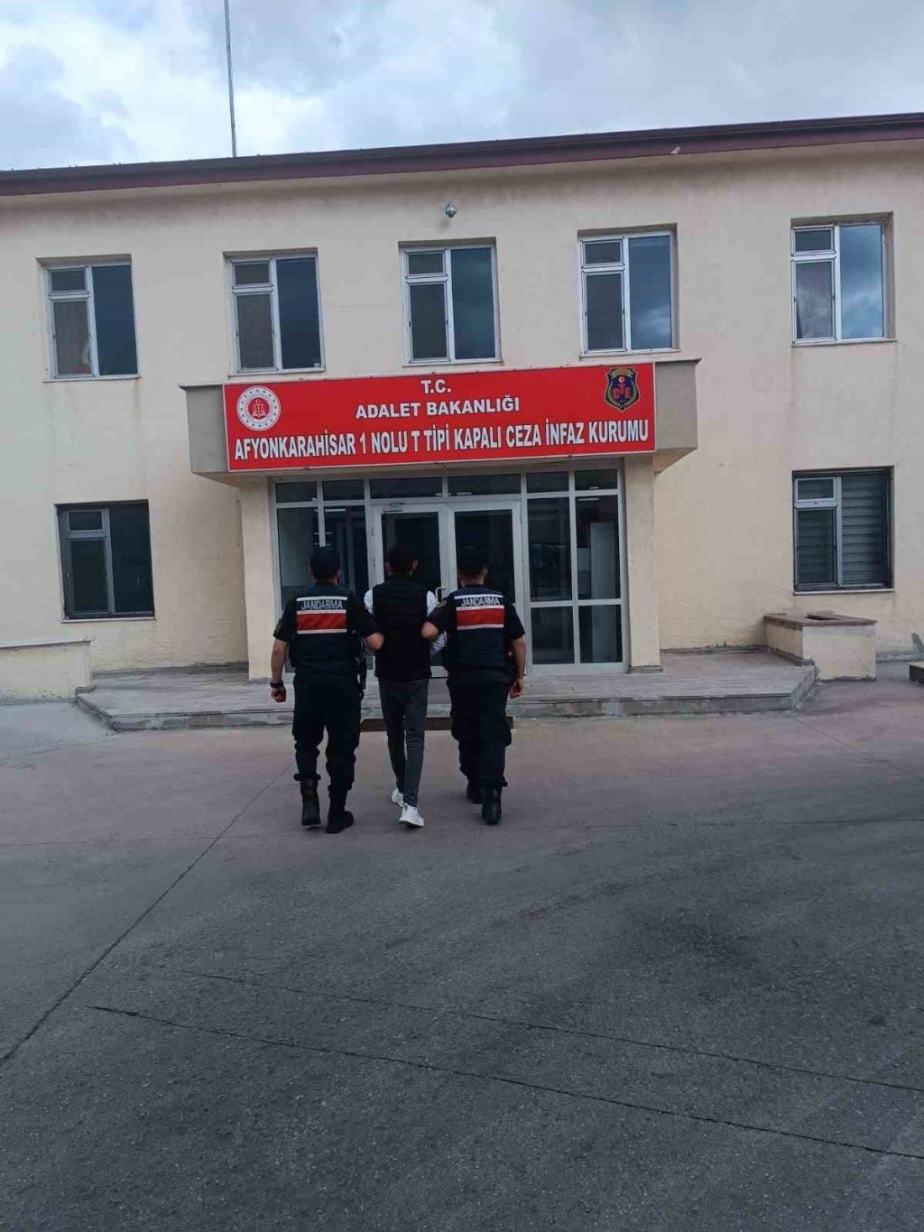 bilecik-haber_uyusturucu-satmaktan-aranan-sahsi-jandarma-yakaladi-3996.jpg