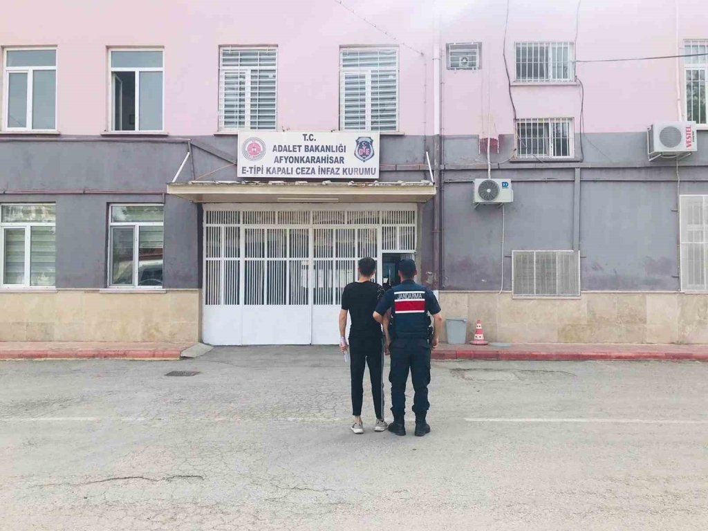 bilecik-haber_uyusturucu-ticareti-sucundan-aranan-sahsi-jandarma-yakaladi-5001.jpg