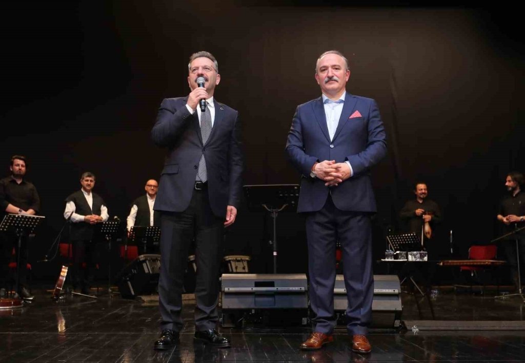bilecik-haber_vali-aksoy-mehmet-kemiksiz-ile-yunusca-ilahiler-programina-katildi-3625.jpg