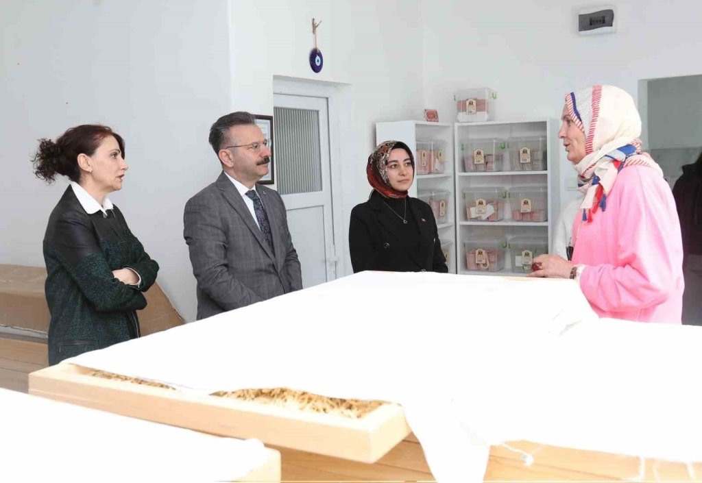 bilecik-haber_vali-aksoy-nesibe-hatun-dogal-yasam-uretim-merkezi-ni-ziyaret-etti-4831.jpg