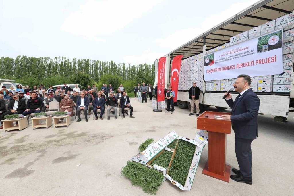 bilecik-haber_vali-huseyin-aksoy-ciftcilere-domates-fidesi-dagitti-4923.jpg