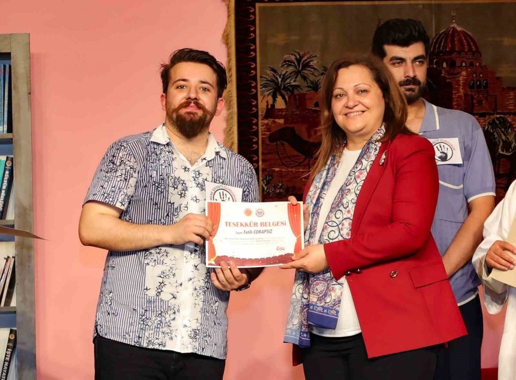 bilecik-haber_ziraat-koprusu-isimli-tiyatro-oyununun-galasi-yapildi-3606.jpg