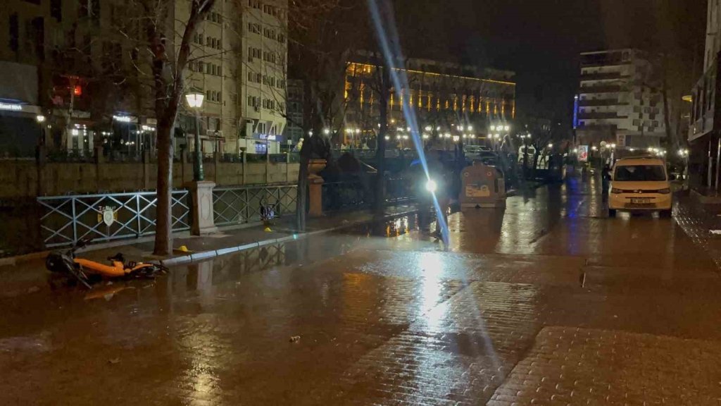 bilecik-haber_17-bicak-darbesiyle-oldurulen-fatih-bayar-in-katil-zanlilarinin-yargilanmasina-baslandi-9136.jpg