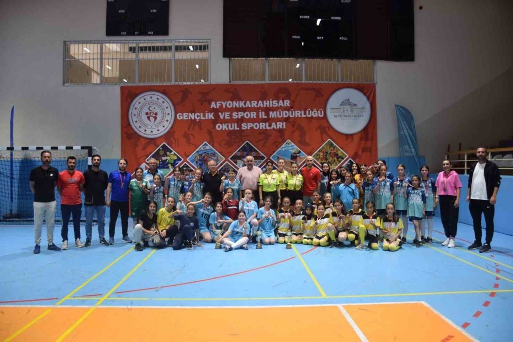 bilecik-haber_afyonkarahisar-da-kucuk-kizlar-futsal-musabakalari-sona-erdi-8897.jpg