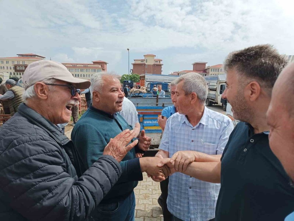 bilecik-haber_afyonkarahisar-da-kucukbas-kurbanliklar-musterilerini-bekliyor-11051.jpg
