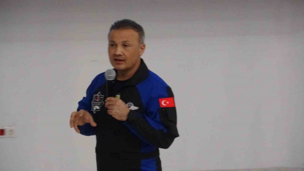 bilecik-haber_alper-gezeravci-kutahya-da-ogrencilerle-bulustu-11064.jpg