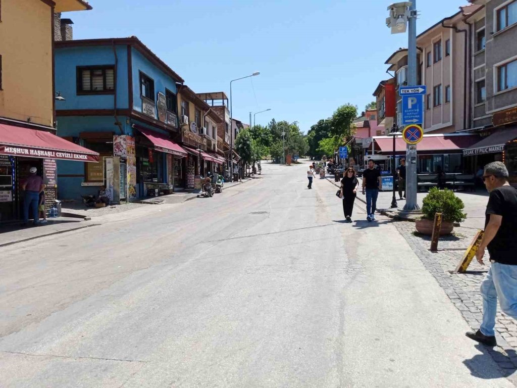 bilecik-haber_bayram-sonrasinda-odunpazari-nda-sokaklar-bos-kaldi-12702.jpg