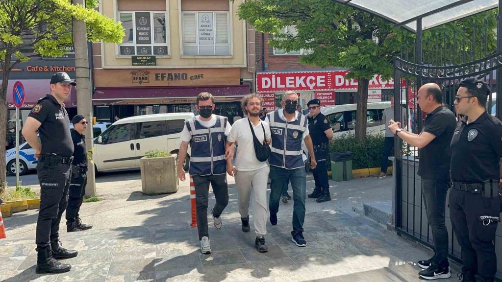 bilecik-haber_camilere-girerek-kur-an-i-kerim-yirtan-sahis-tutuklandi-8969.jpg