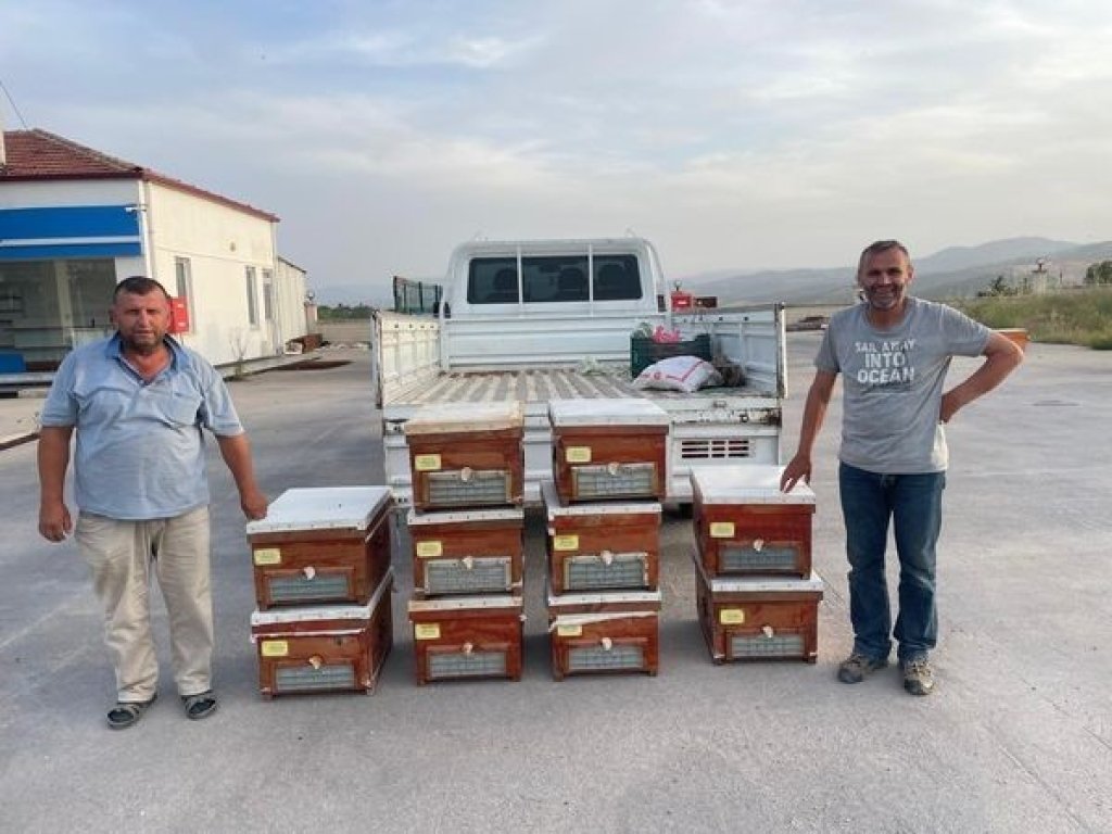 bilecik-haber_emet-te-ayilar-tarafindan-kovanlari-parcalanan-yetistiriciye-arkadaslarindan-destek-13465.jpg