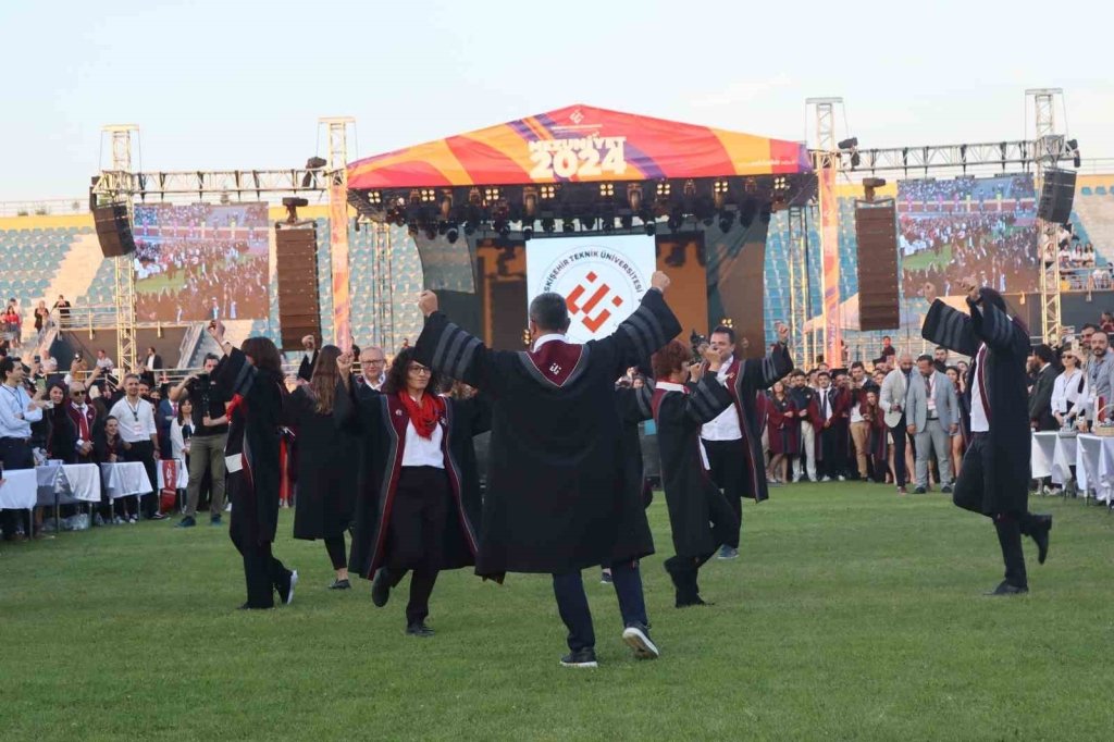 bilecik-haber_estu-ogretim-uyelerinin-zeybek-oyunu-buyuk-begeni-topladi-8384.jpg