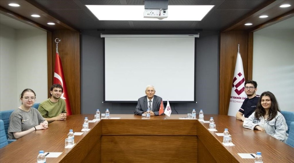 bilecik-haber_fransa-da-5-olan-estu-hidroana-takimi-ndan-rektor-prof-dr-adnan-ozcan-a-ziyaret-10563.jpg