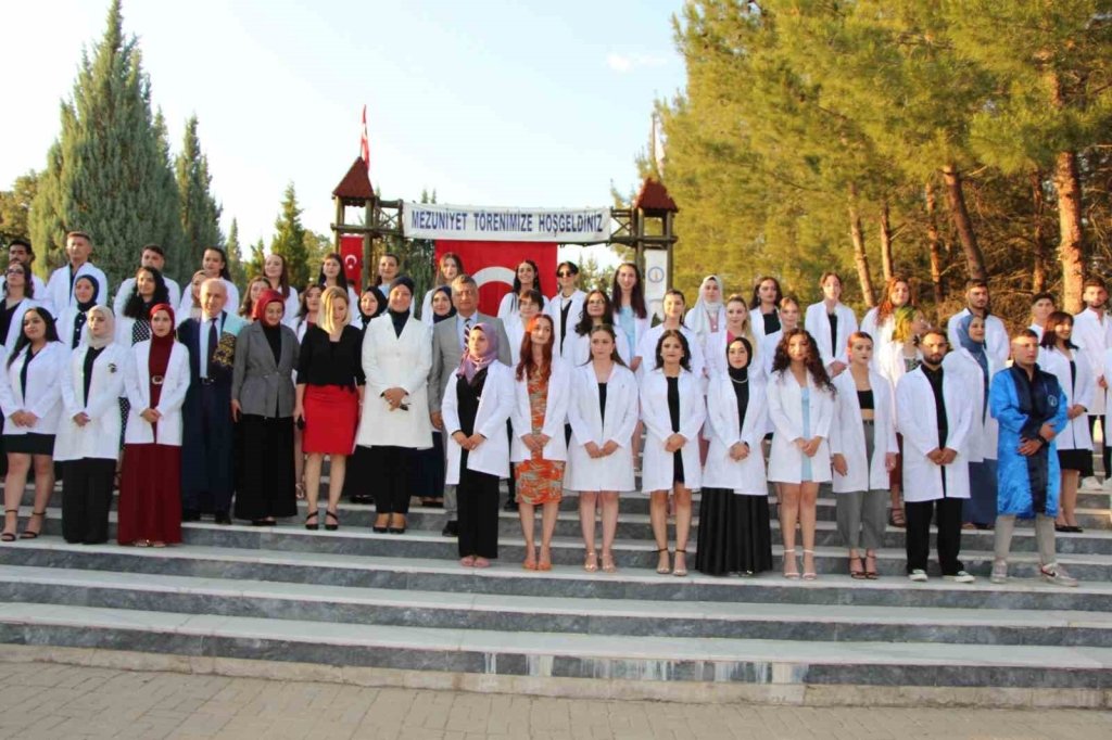 bilecik-haber_gediz-myo-da-mezuniyet-coskusu-11028.jpg