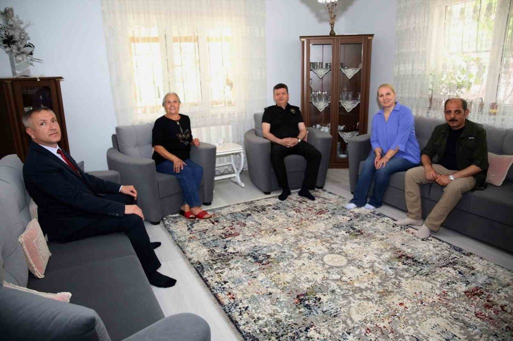 bilecik-haber_il-emniyet-muduru-sehit-ailesine-bayram-ziyareti-yapti-13663.jpg