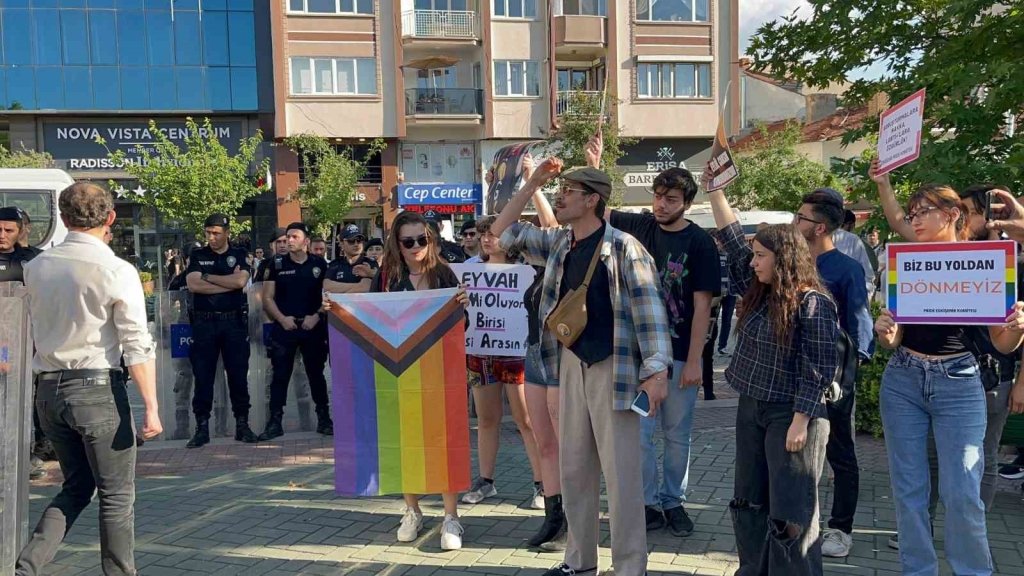 bilecik-haber_izinsiz-yuruyuse-polis-mudahale-etti-10-kisi-gozaltina-alindi-10308.jpg