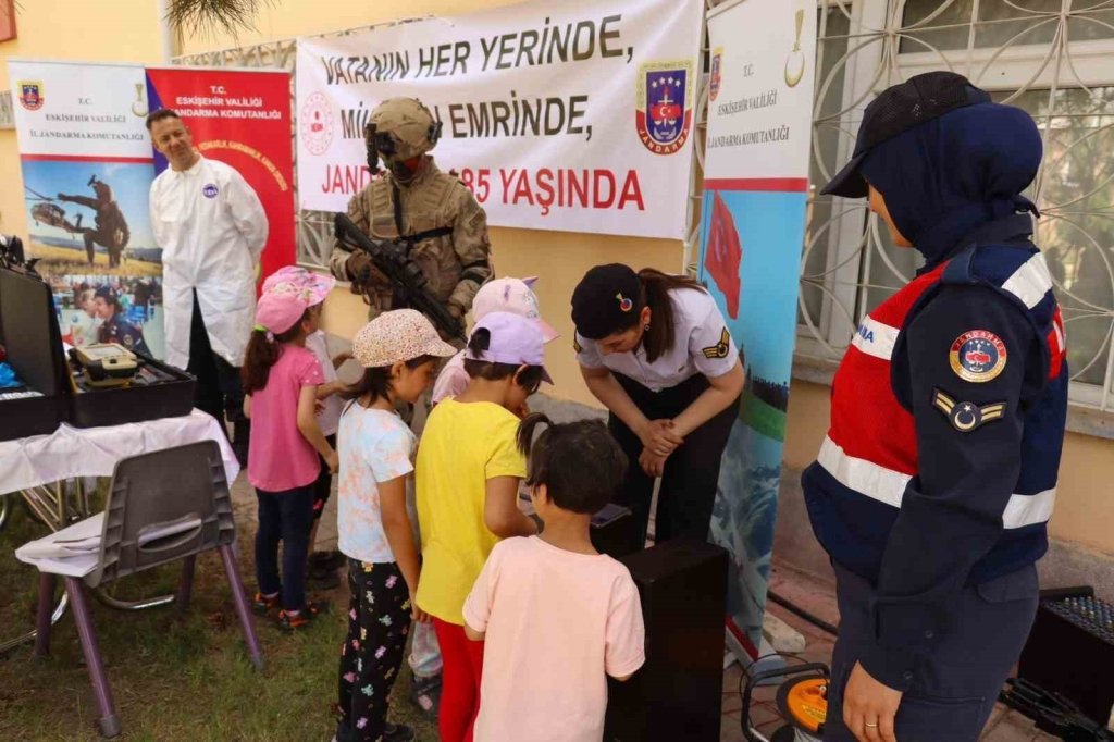 bilecik-haber_jandarma-ekipleri-185-yildonumunu-cocuklarla-kutladi-11301.jpg