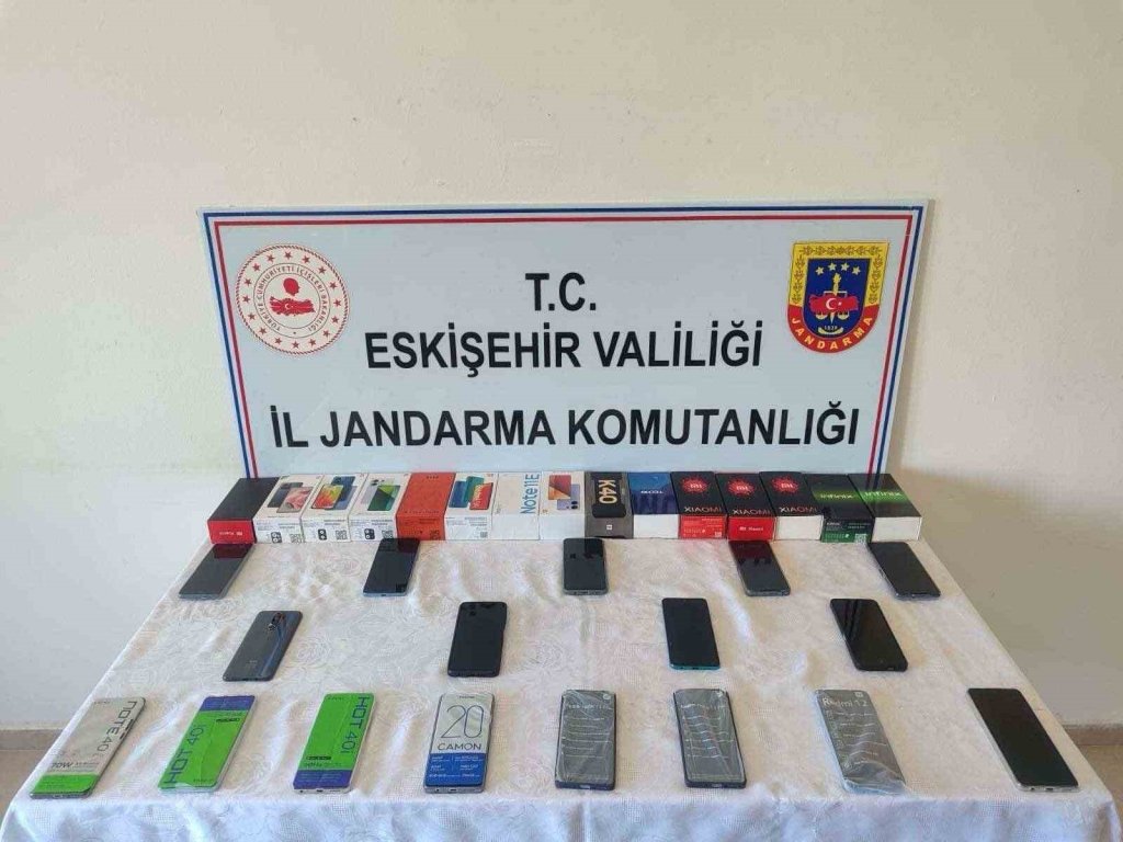 bilecik-haber_kacak-cep-telefonu-satan-sahis-jandarma-ekiplerince-yakalandi-13496.jpg
