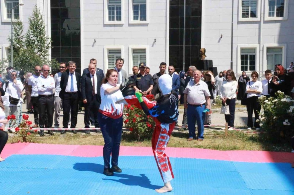 bilecik-haber_kutahya-da-yilsonu-sergisi-acildi-9419.jpg