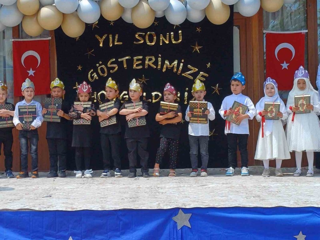 bilecik-haber_minik-ogrenciler-mezun-oldu-8899.jpg