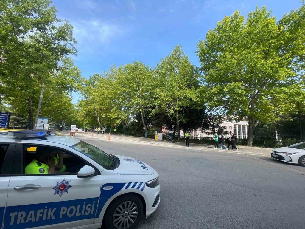 bilecik-haber_polis-ekipleri-9-ogrenciyi-sinava-yetistirdi-10129.jpg