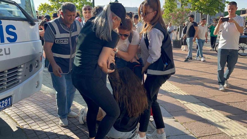 bilecik-haber_polis-mudahalesiyle-gozaltina-alinan-10-lgbt-li-eylemciden-4-u-hakkinda-adli-kontrol-karari-verildi-10817.jpg