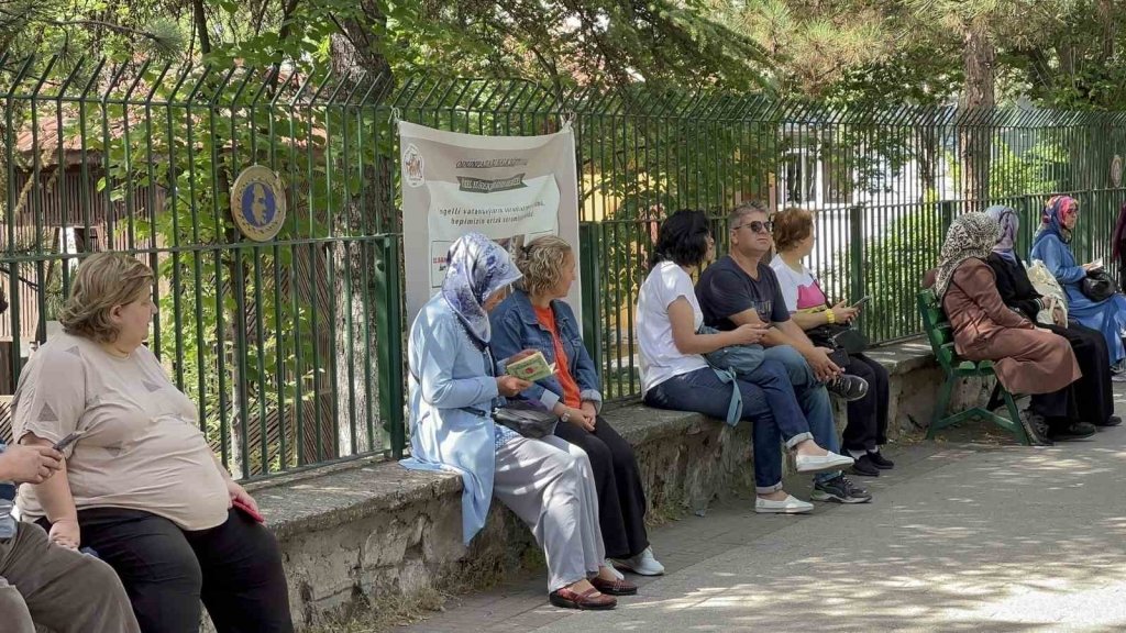 bilecik-haber_sinava-giren-cocuklarini-okul-kapisinda-dua-ederek-beklediler-10054.jpg