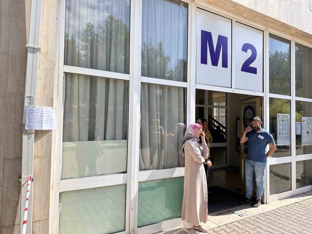 bilecik-haber_sinava-giren-ogrencinin-telefonunu-emanet-alip-geri-veremeyen-vatandas-okul-kapisina-not-birakti-10220.jpg
