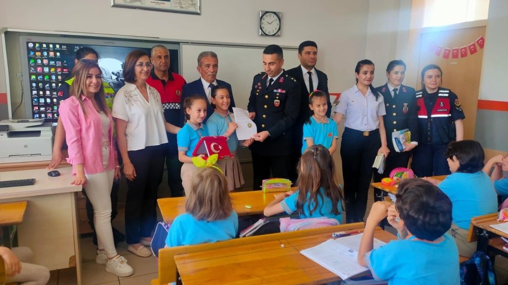 bilecik-haber_sirnak-ta-gorev-yapan-askerlerden-eskisehirli-ogrencilere-guzel-surpriz-8954.jpg