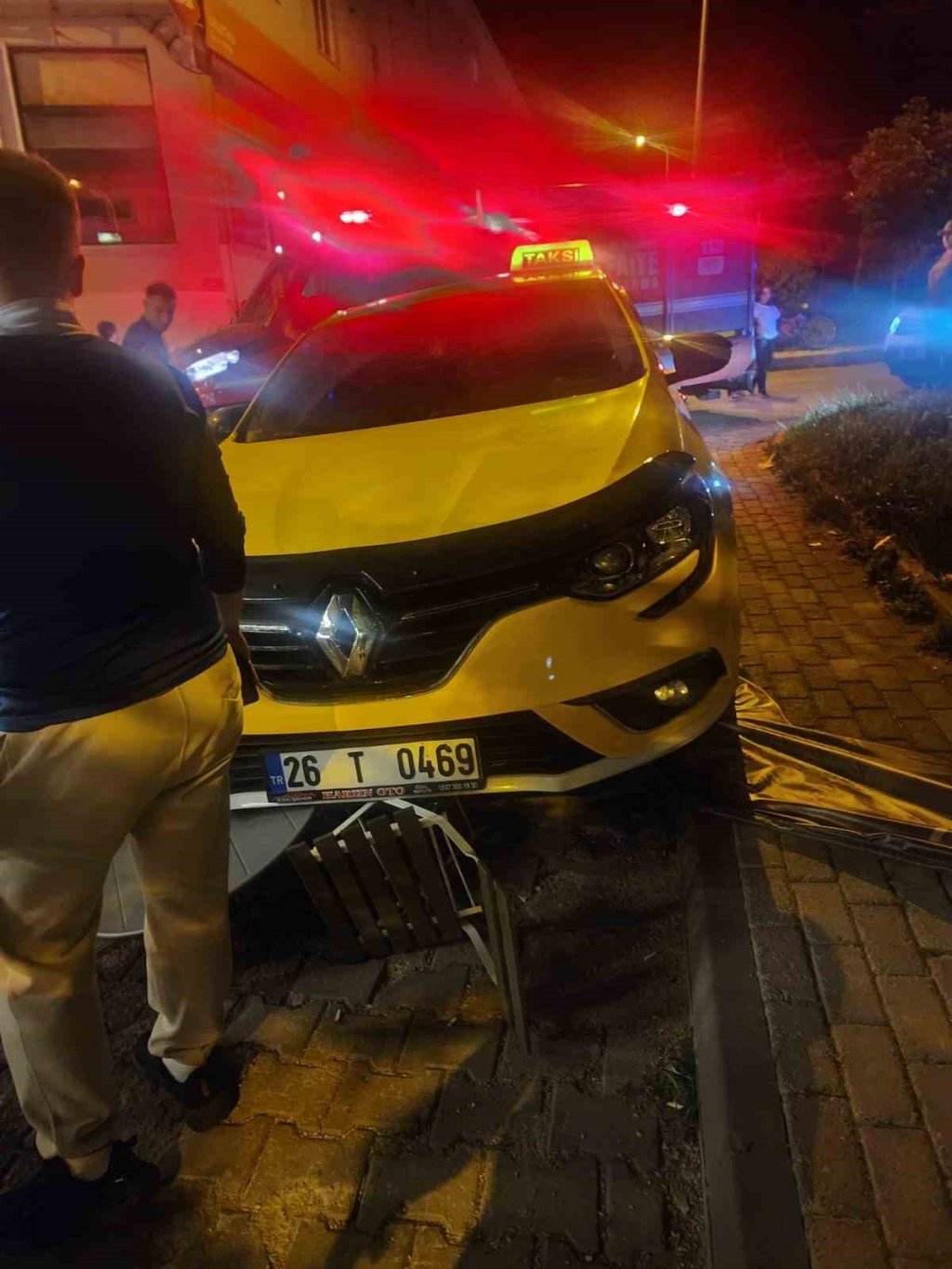 bilecik-haber_surucu-el-frenini-cekmedigi-taksisinin-altinda-kaldi-10132.jpg
