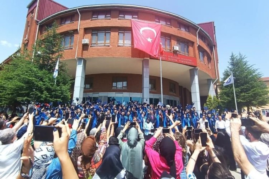 bilecik-haber_tavsanli-da-universite-ogrencilerinin-mezuniyet-coskusu-11119.jpg
