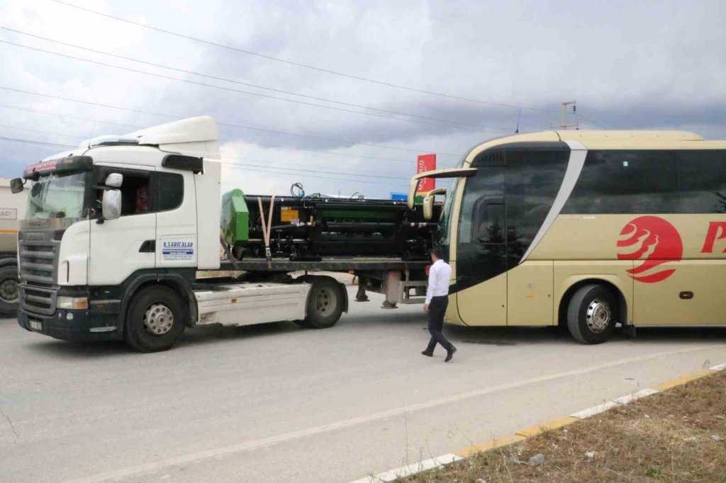 bilecik-haber_tirla-yolcu-otobusun-carpistigi-kaza-ucuz-atlatildi-10123.jpg