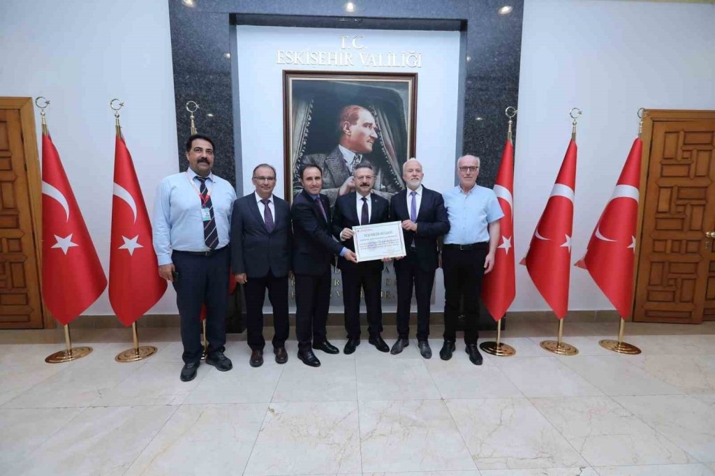 bilecik-haber_vali-aksoy-dan-eskisehir-sehir-hastanesi-ne-tesekkur-belgesi-9146.jpg
