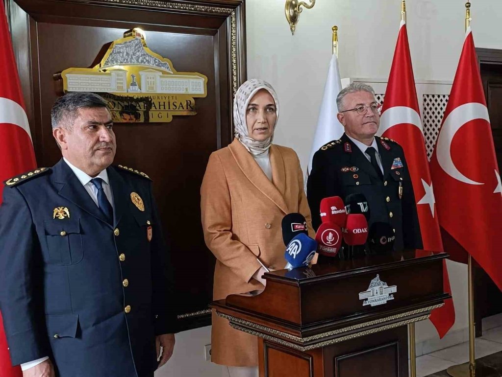 bilecik-haber_vali-yigitbasi-ndan-sicak-havalarla-ilgili-uyari-vatandaslar-kendilerine-cok-dikkat-etsin-ve-gunesten-korusunlar-10613.jpg