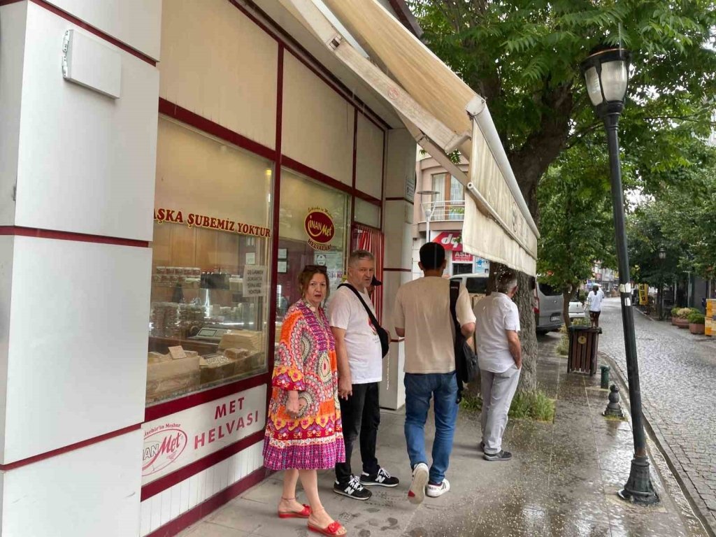 bilecik-haber_vatandaslar-yagmurdan-korunmak-icin-dukkanlara-sigindi-10131.jpg