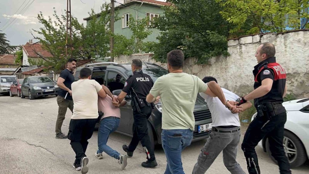 bilecik-haber_yabanci-uyruklu-ailelerin-bicakli-kavgasinda-2-si-agir-3-kisi-yaralandi-8982.jpg