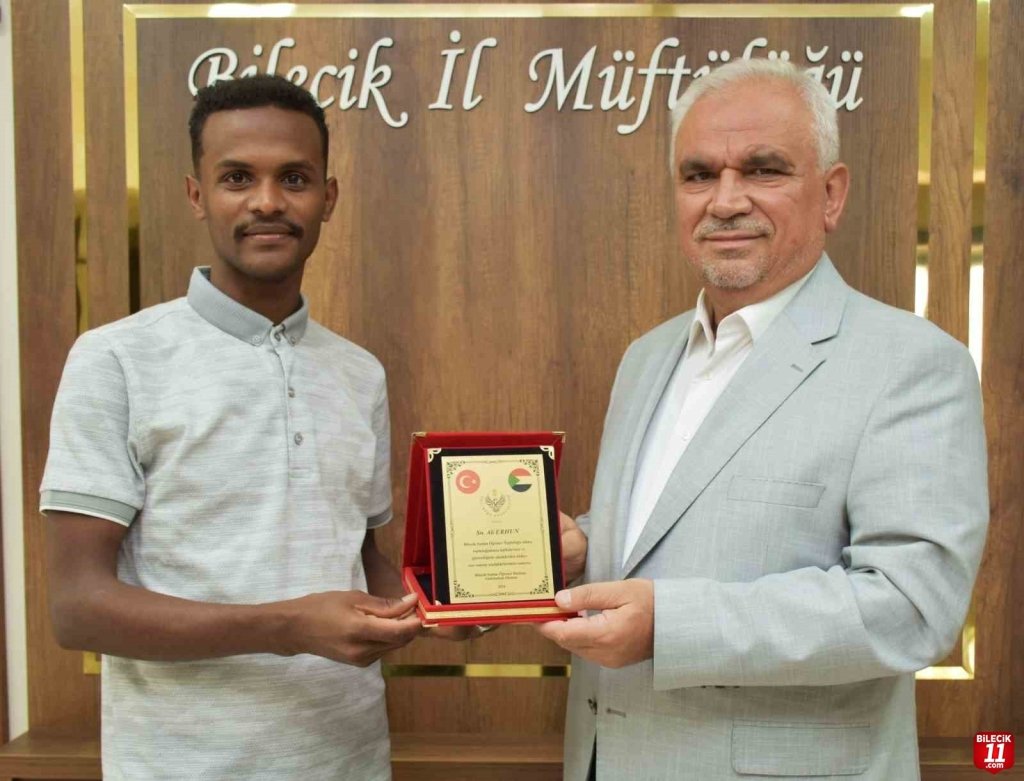 bilecik-haber_yaptigi-yardimlarin-ardindan-tesekkur-plaketi-aldi-12388.jpg