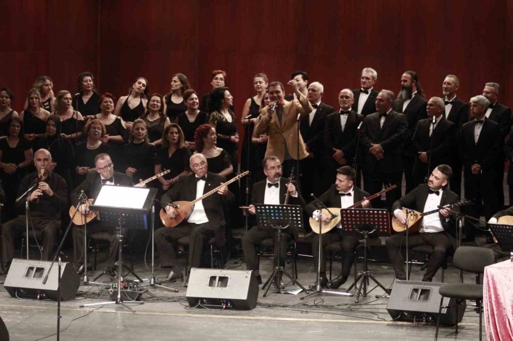 bilecik-haber_yarim-asirlik-korodan-50-yil-sanat-gecesi-2-konseri-10982.jpg