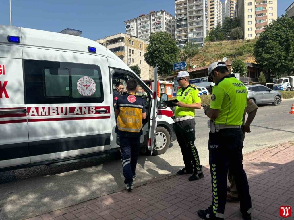 bilecik-haber_yayaya-yol-vermek-icin-duran-araca-arkasindaki-arac-carpti-1-yarali-11003.jpg
