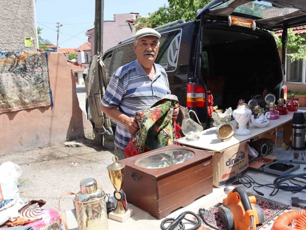 bilecik-haber_yillarin-tarihini-carsi-pazar-dolasarak-satiyor-9712.jpg